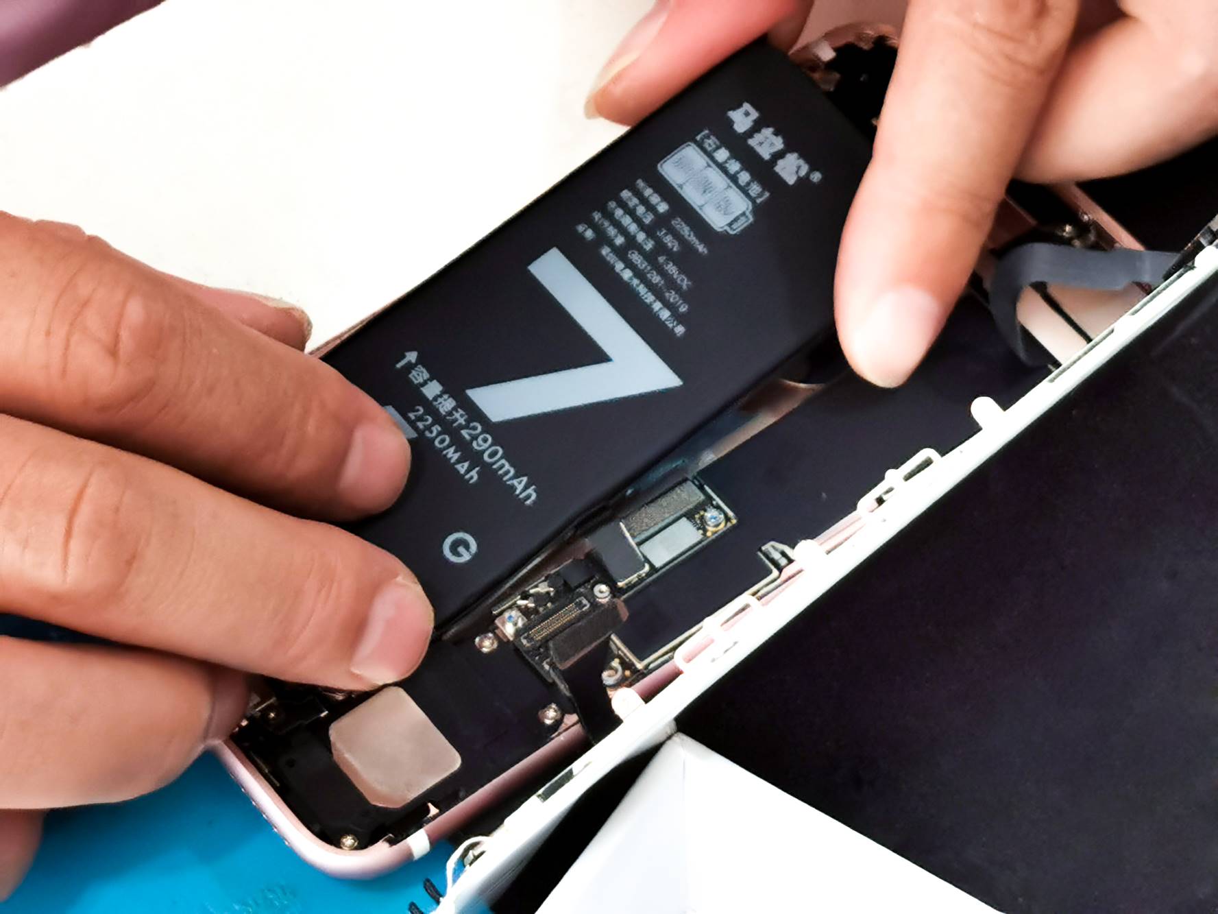 苹果7电池多少毫安怎么样-iphone7拆机换电池教程-第11张图片