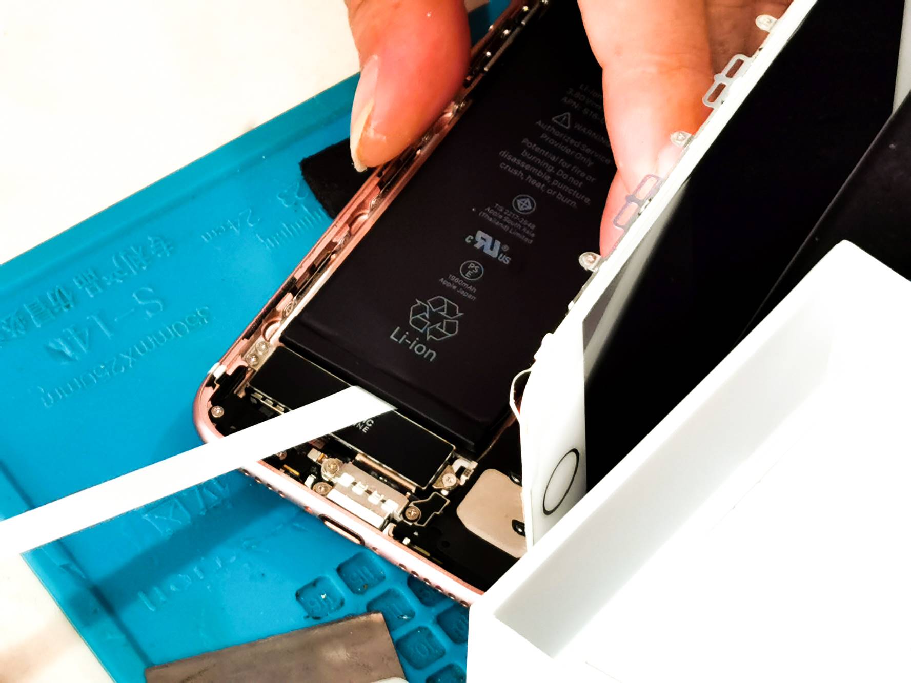 苹果7电池多少毫安怎么样-iphone7拆机换电池教程-第10张图片